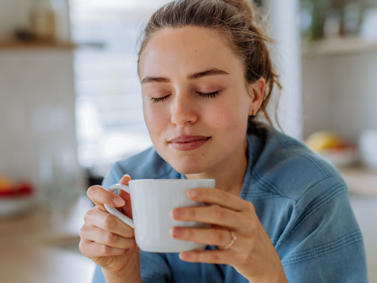 Schwangere Frau genießt eine Tasse koffeinfreien Kaffee